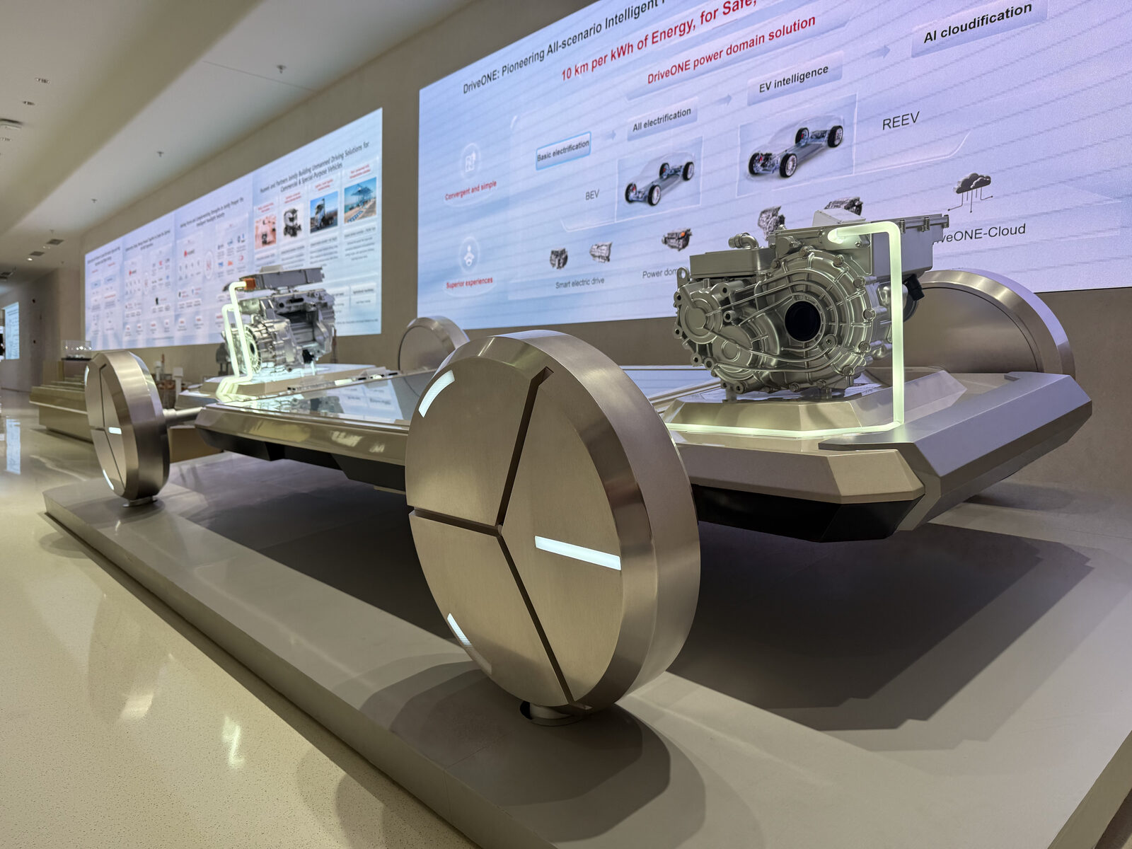 Ausgestellte Antriebs- und Ladetechnik für Elektrofahrzeuge in einem Huawei-Showroom, November 2025